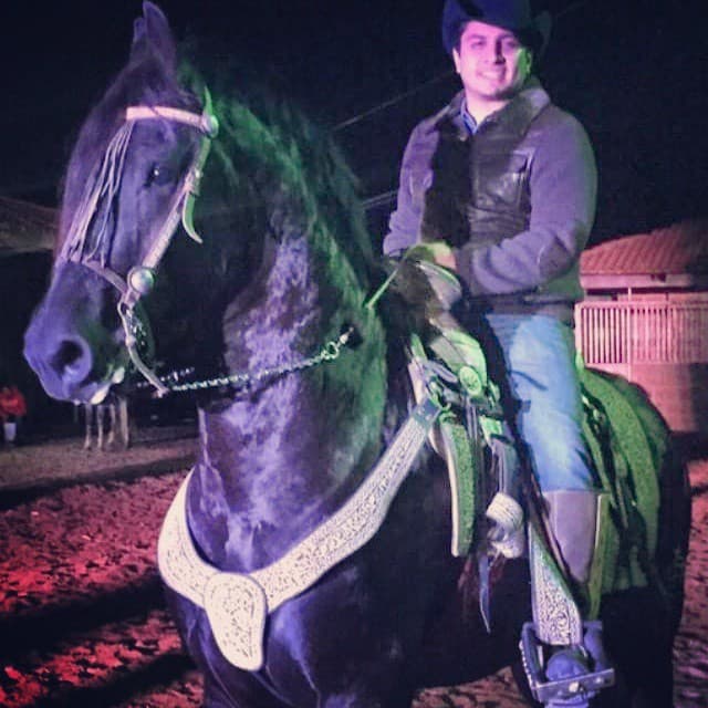 No importa la hora que sea, para el cantante los caballos son una forma de desestresarse.