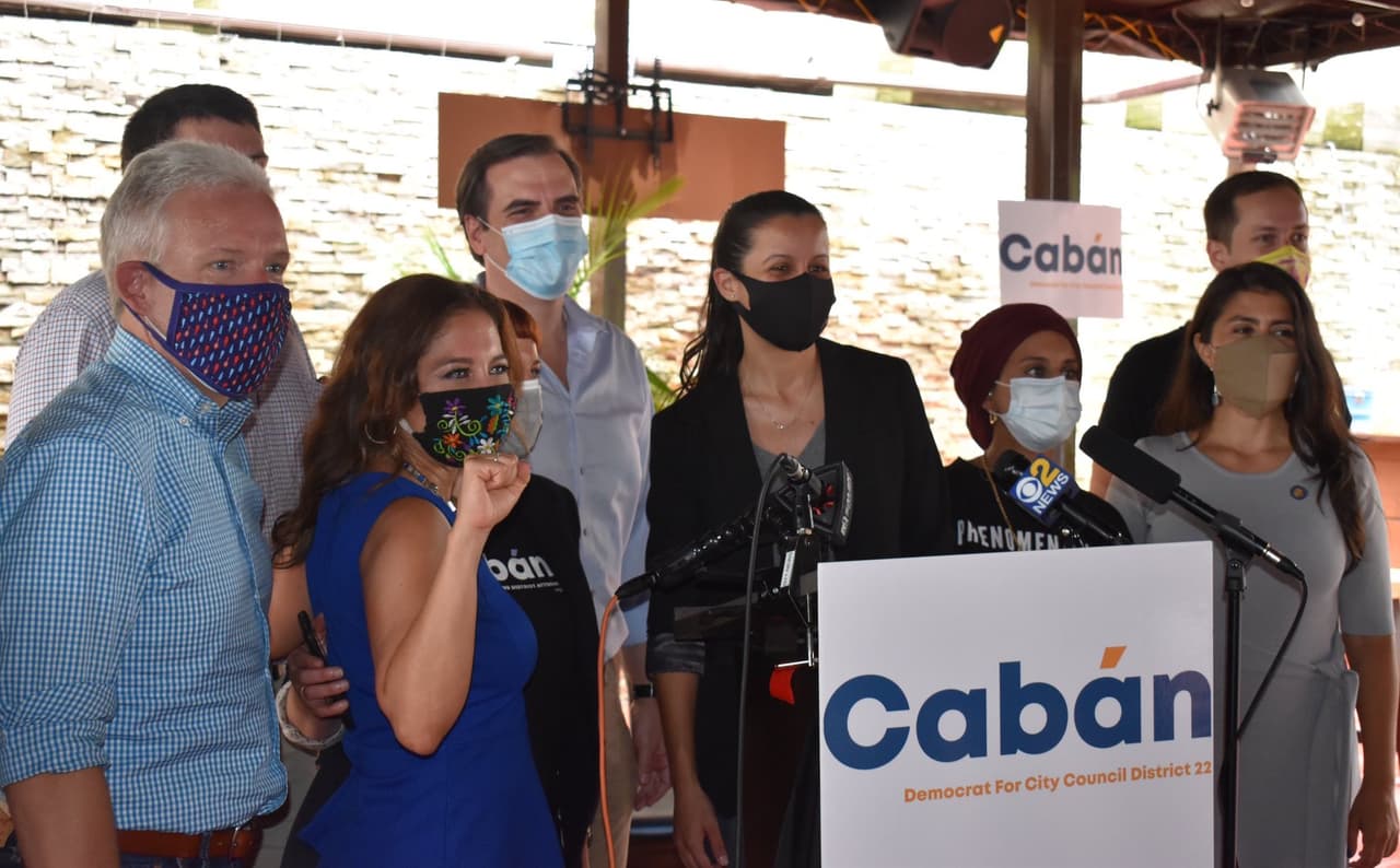 La defensora pública de Queens, Tiffany Cabán, regresa con la mirada puesta en el concejo municipal