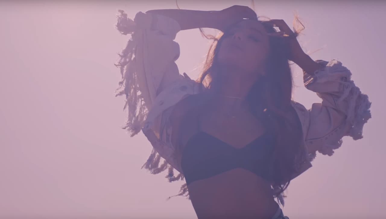 Ariana realiza sensuales bailes a lo largo del clip. Por fin dejó atrás esos aires de adolescente con losq ue promoció su imagen hasta hace un tiempo.