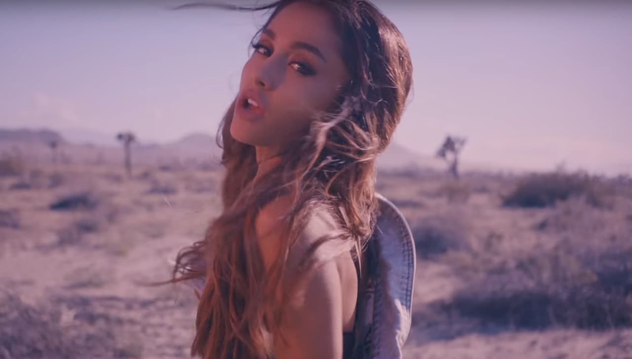 Las escenas fueron grabadas en el desierto y esta vez se mostró más sensual y con poquita ropa.