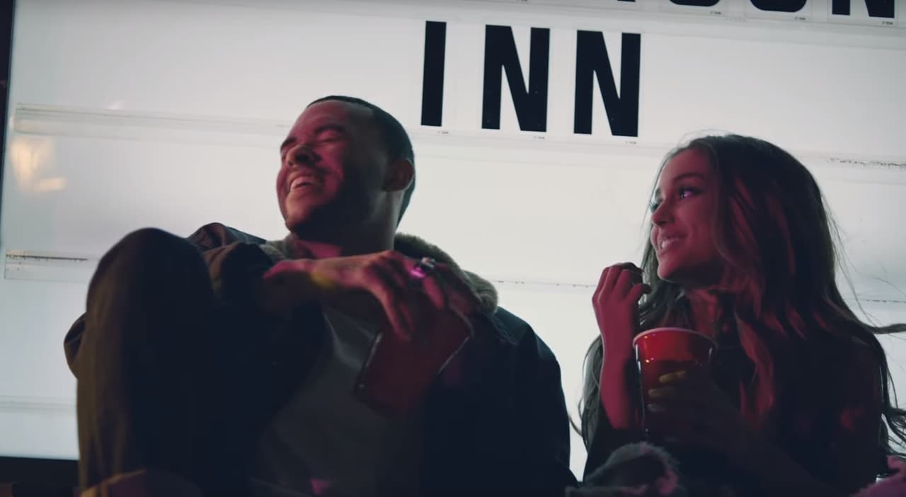 Más adelante vemos a este par muy entretenidos a las afueras de un motel.