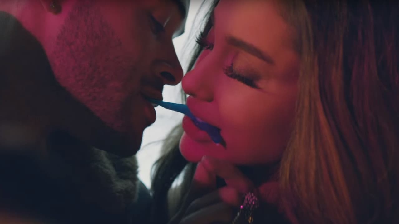 Con besos y caricias se demuestran el gran amor que se tienen.