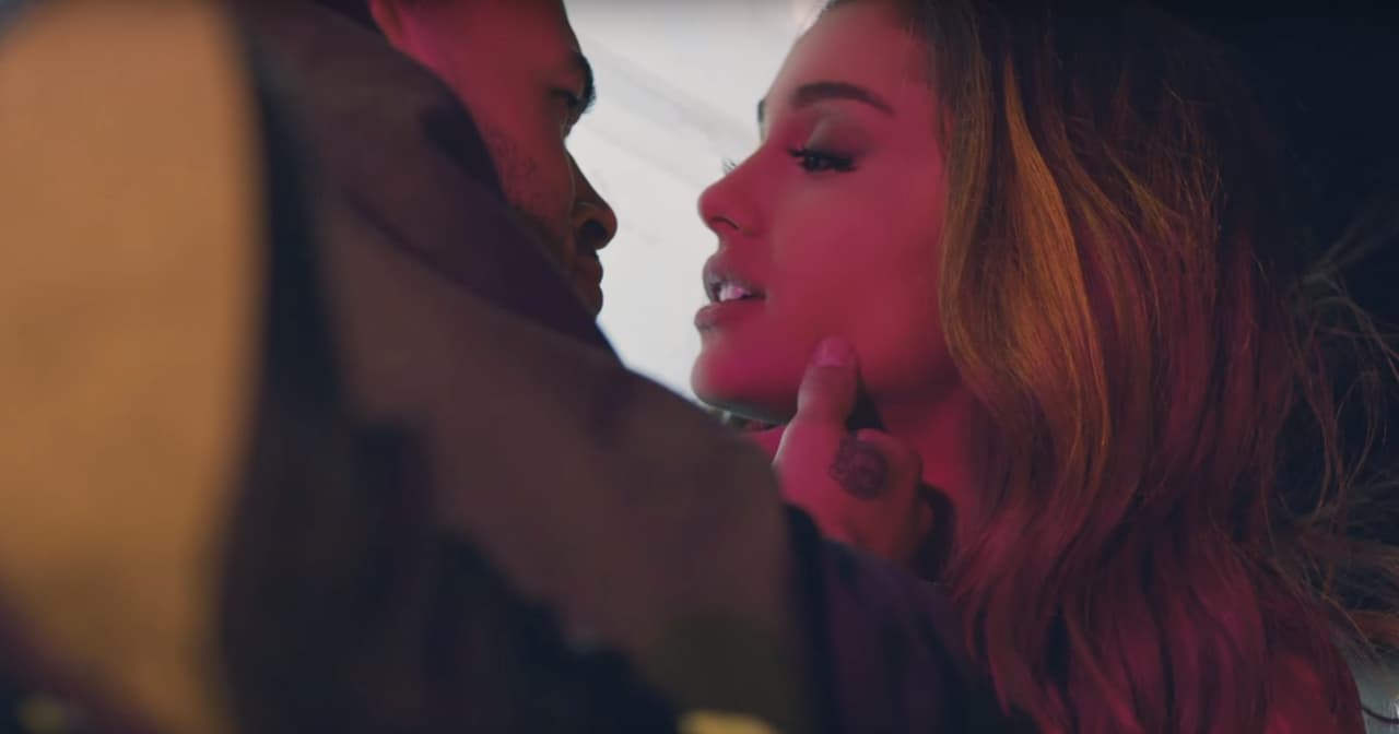 Más allá de todo lo que viven juntos hay una historia paralela, la cual le pone un toque polémico al video.