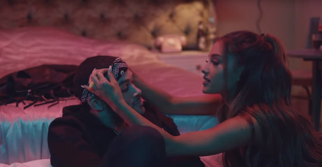 Ella llena de caricias a esta hombre que poco a poco revela su identidad en el videoclip.