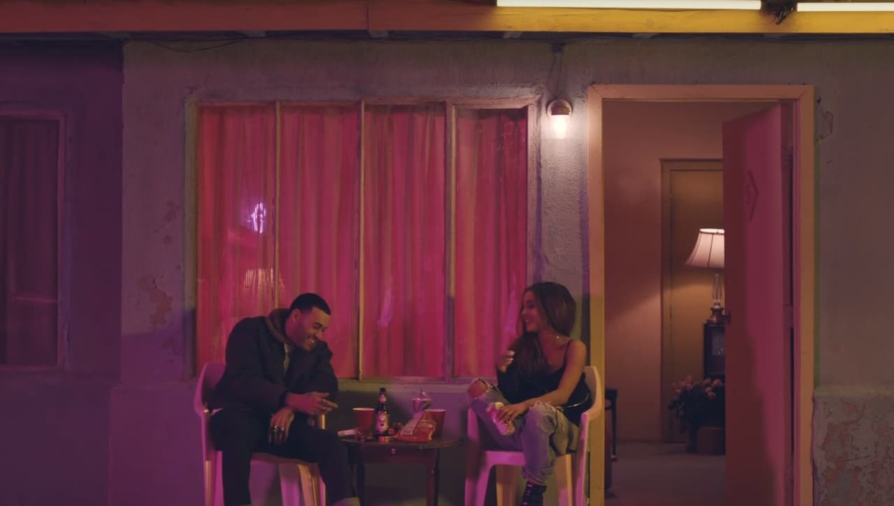 La charla transcurre con toda normalidad, y ambos están dispuestos a dar pie a lo que sigue.