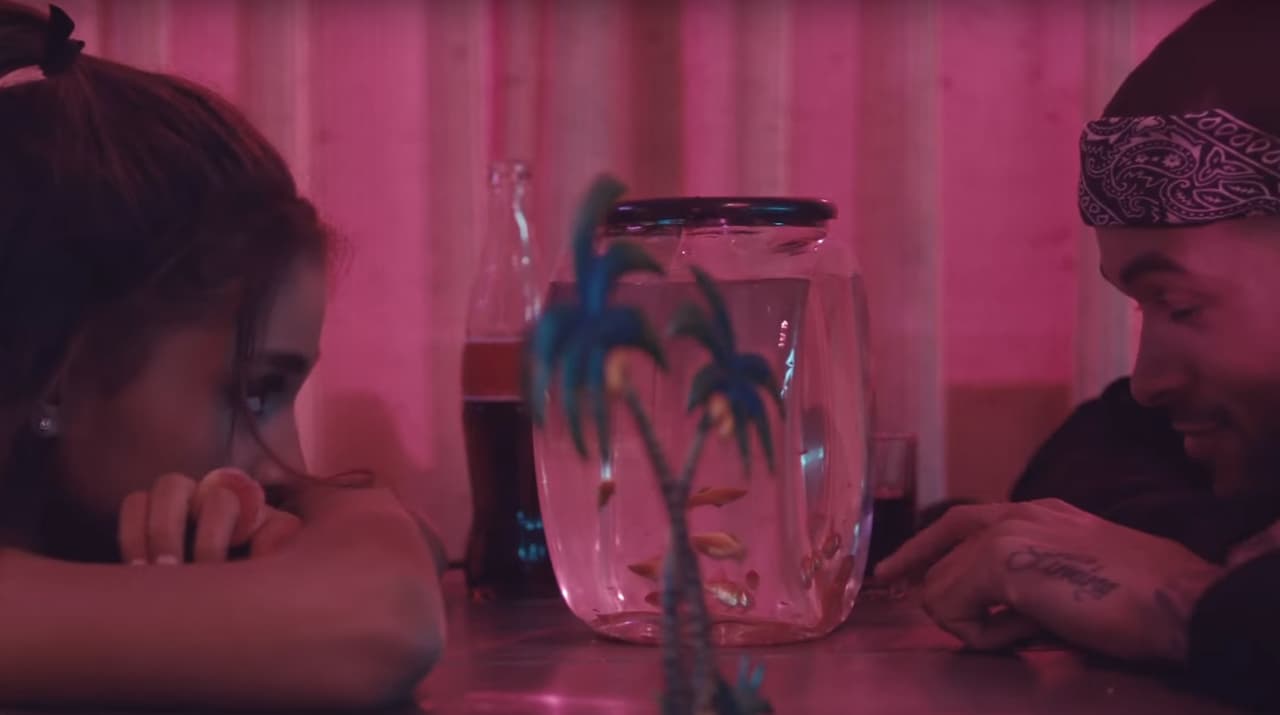 Al interior de la habitación comienzan con un juego de miradas.