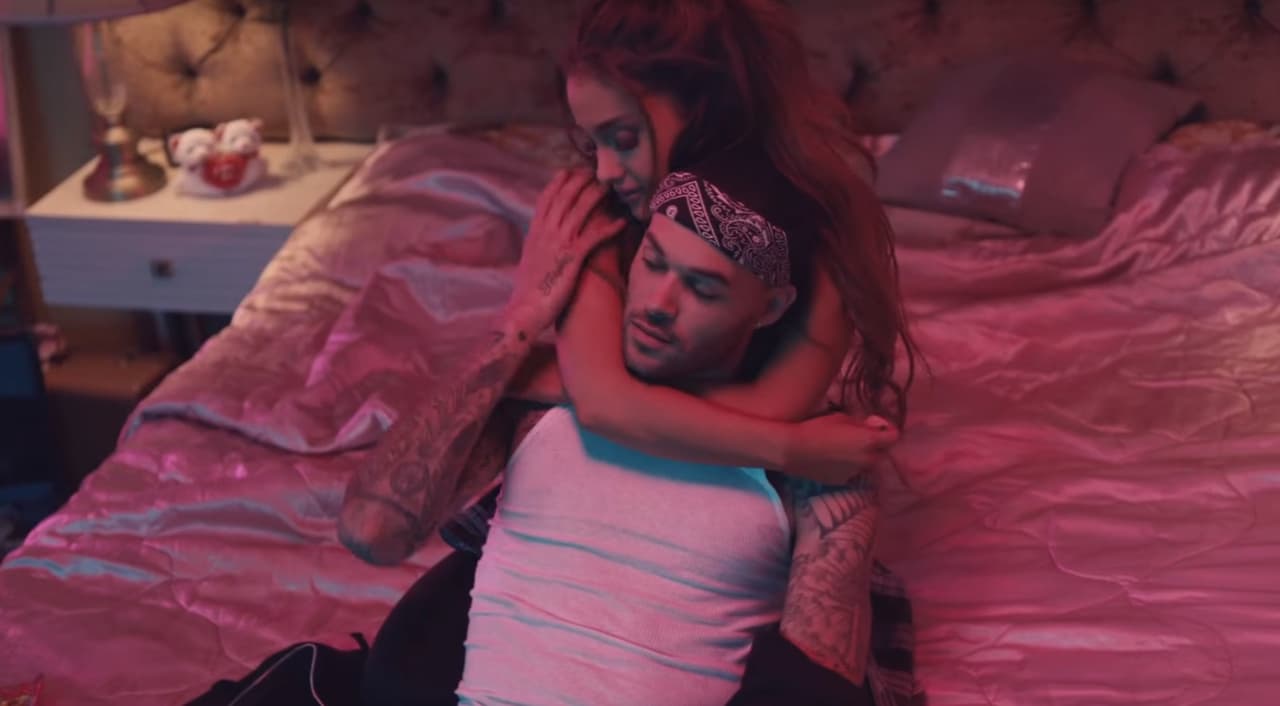 Y finalmente terminan en la cama para poner más intensidad a esta historia.