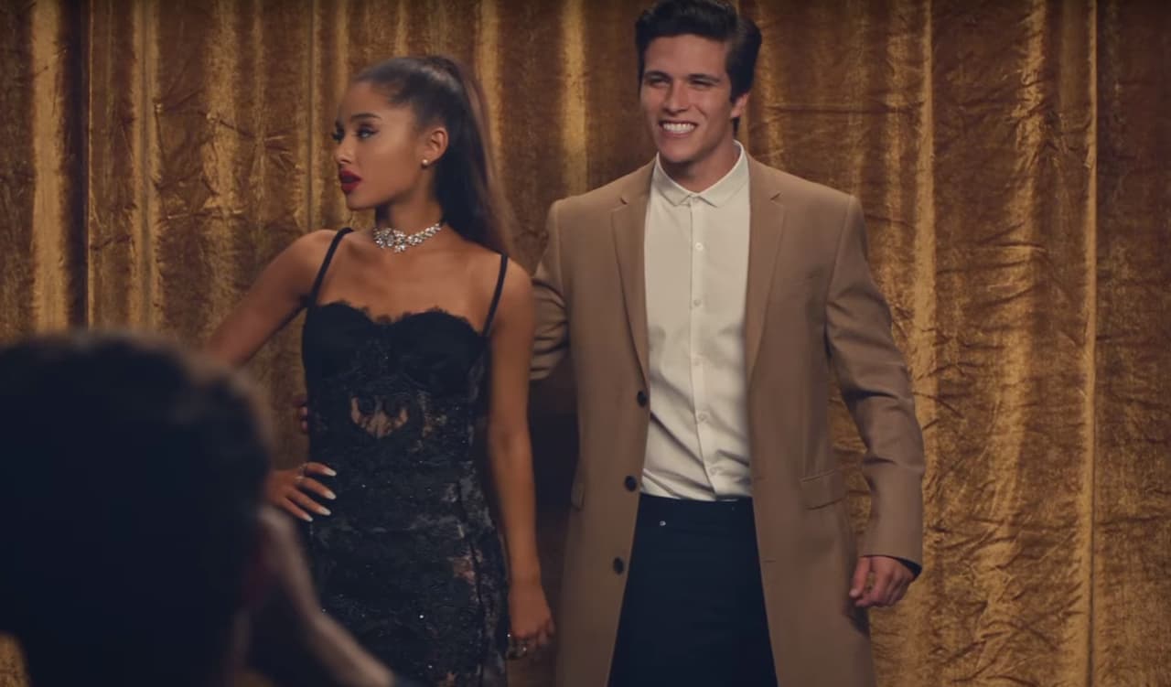 Ariana vive un romance con su amante, y este hombre es la supuesta pareja del papel que interpreta la cantante.