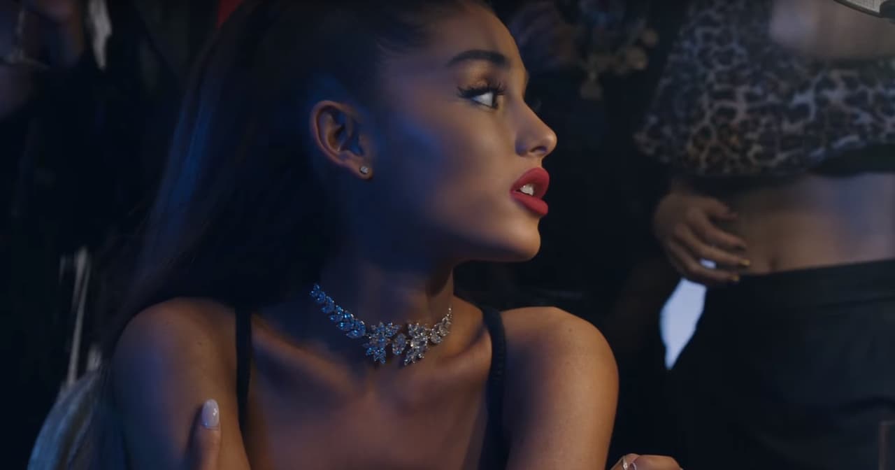 Pero vive confundida, pues ella está enamorada del que parece ser su guaradespaldas.