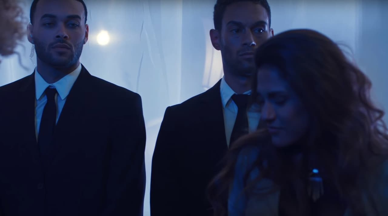 Él la mira y sabe perfectamente que entre los dos hay una relación que va más allá de una simple aventura.