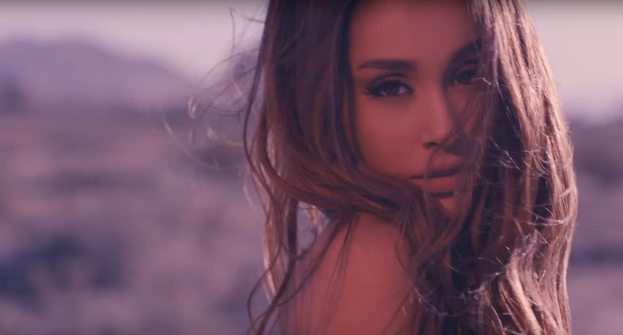 Y esta historia de amor se torna polémica en un punto del clip.