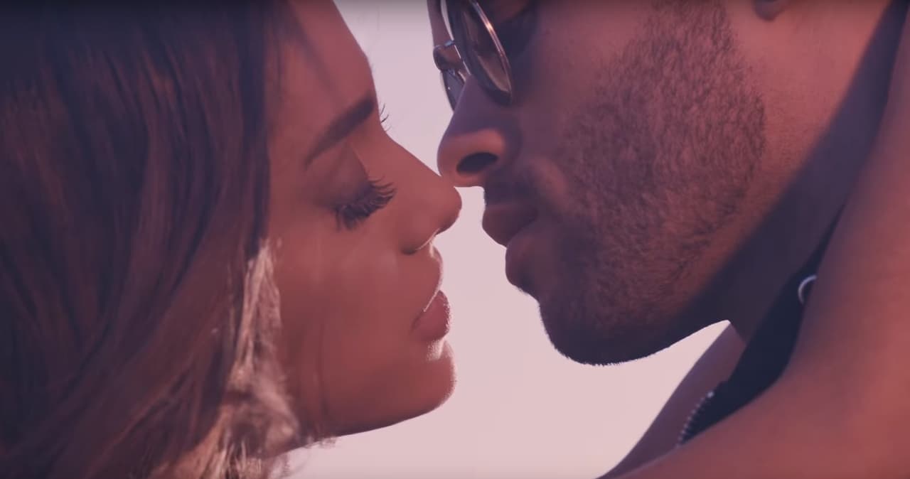 Ella y el galán caen en un juego de seducción con el que ambos llegan muy lejos.