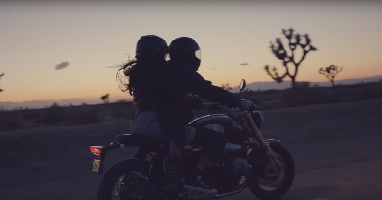 La cantante protagoniza una historia de amor con un galán. Primero aparecen en moto y luego en un juego de caricias muy sugerente.