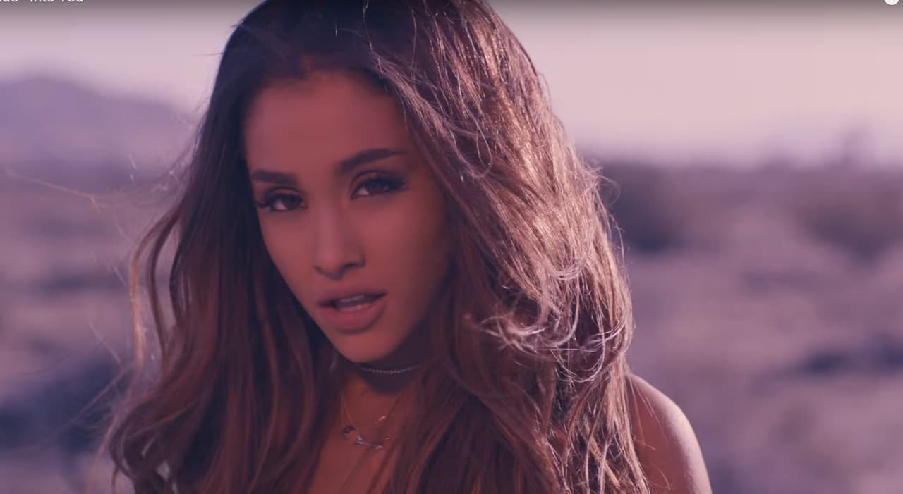 Y le pone todo el feeling a esta canción que ya se ha vuelto de las favoritas.