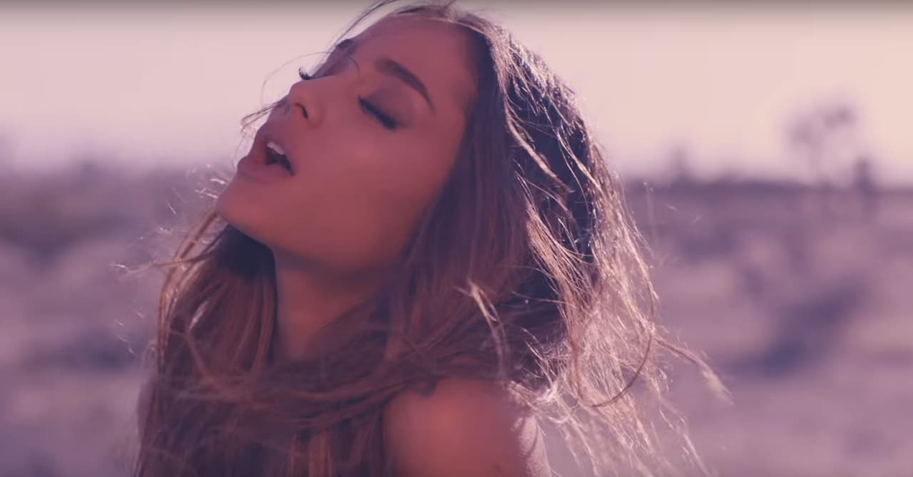 Ariana se muestra apasionada interpretando su papel de chica enamorada.