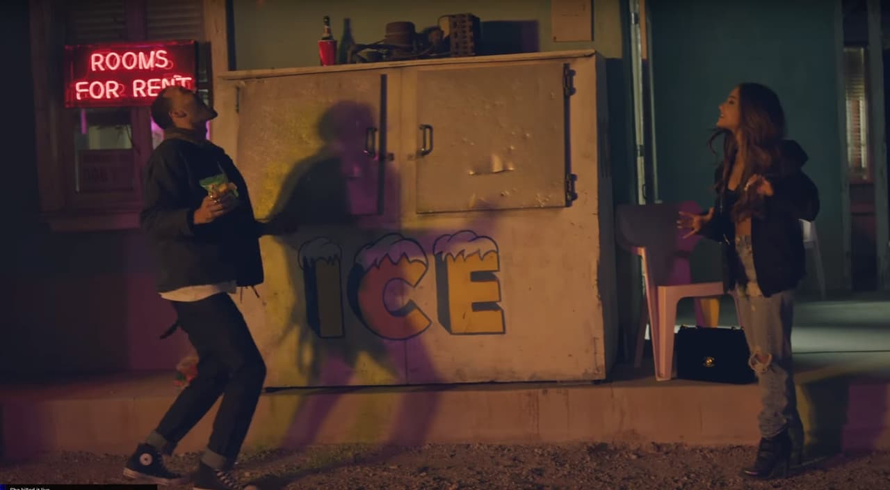 Ambos pasan un rato agradable y toman algunos tragos para disfrutar de la noche.