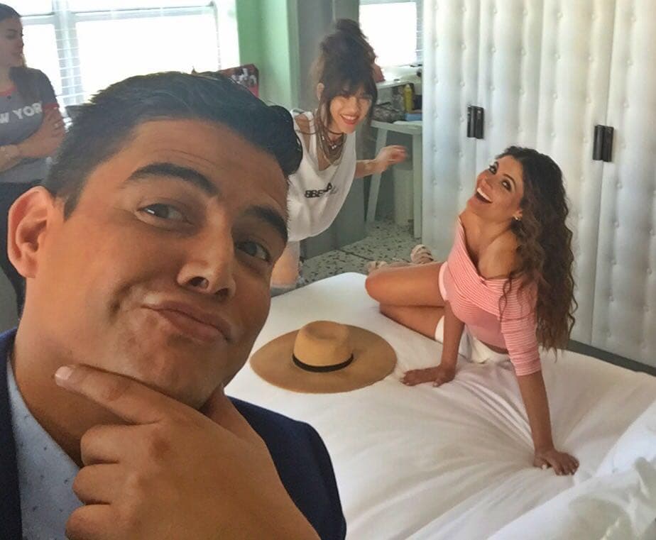 Orlando siempre profesional, checando todos los detalles de lo que pasaba detrás de cámaras.