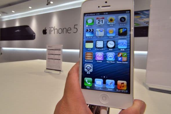 El iPhone 5 salió a la venta el 21 de septiembre de 2012 en Singapur, Sydney, EE.UU., Canadá, Francia, Alemania, Hong Kong, Japón y Gran Bretaña.