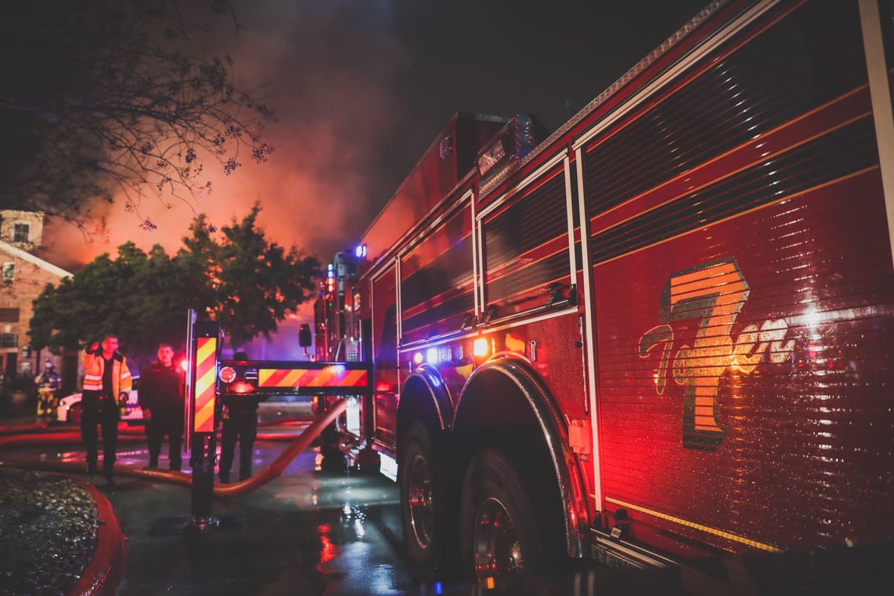 El siniestro fue reportado alrededor de la 1 am en el complejo Grand Cypress, al noroeste de Houston. No se ha informado de heridos, víctimas mortales o residentes desplazados.