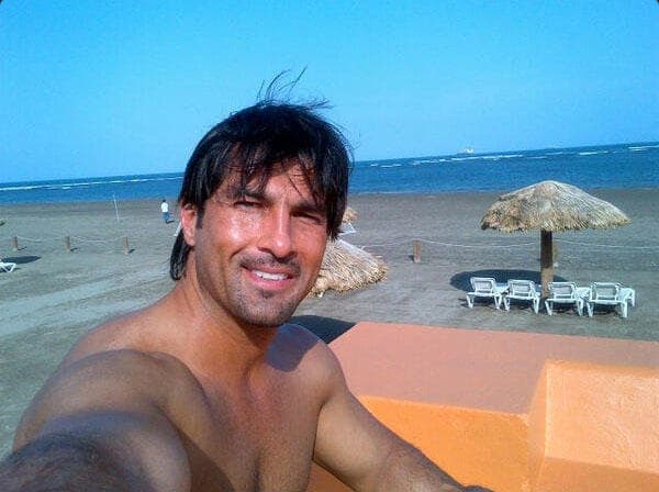 Él es todo un caballero, además que desde muy joven era deportista.