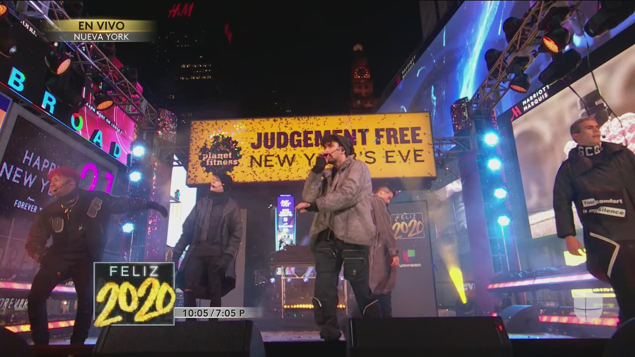 Posterior a ello los primeros en subir al escenario de Nueva York fue la agrupación CNCO.