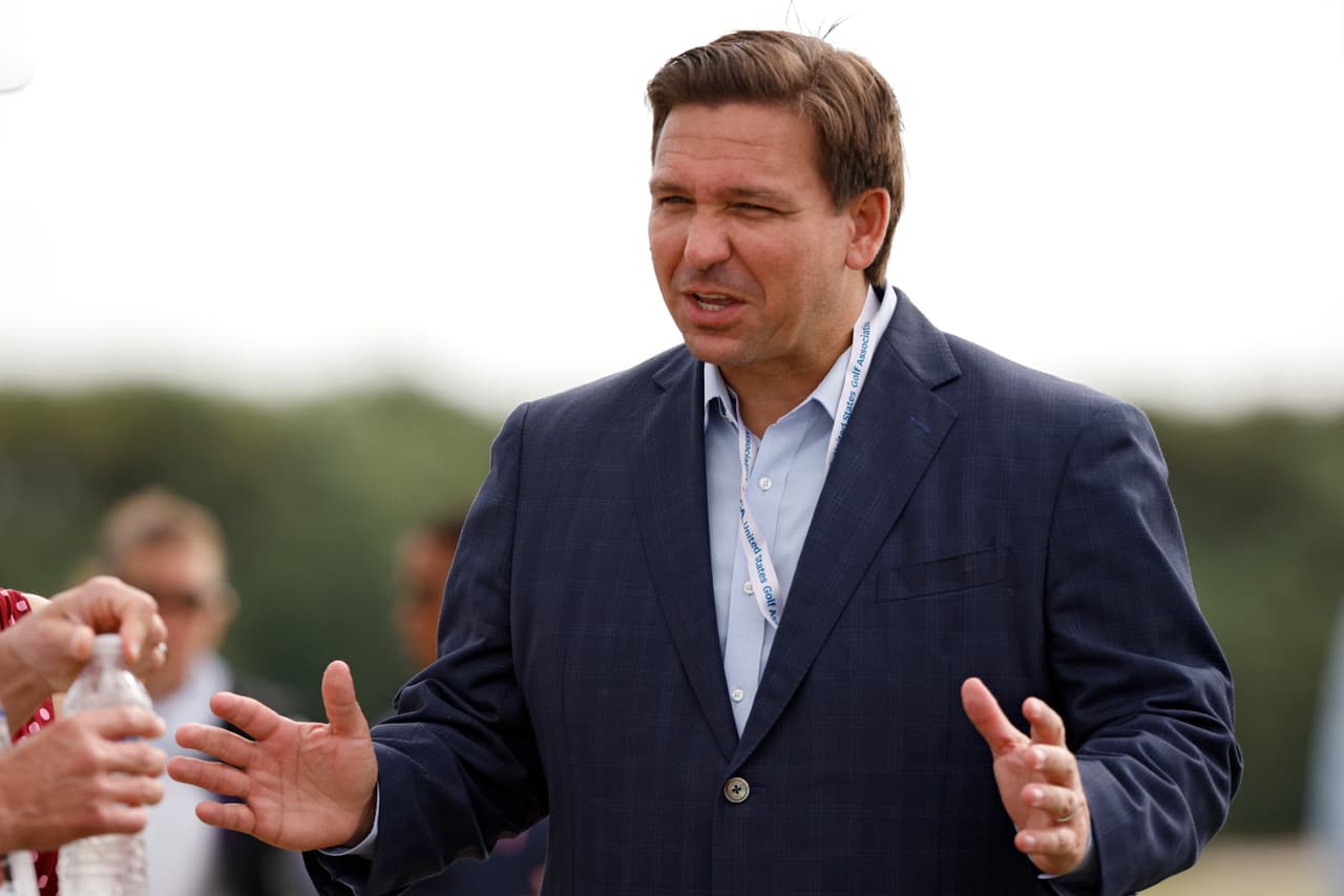 Pero en Florida el gobernador Ron DeSantis emitió una orden ejecutiva que señala que podrían sancionar a las empresas que pidan los llamados pasaportes o certificados de vacunación, de manera que las tiendas no podrían verificar si alguien está vacunado o no. 
<br>