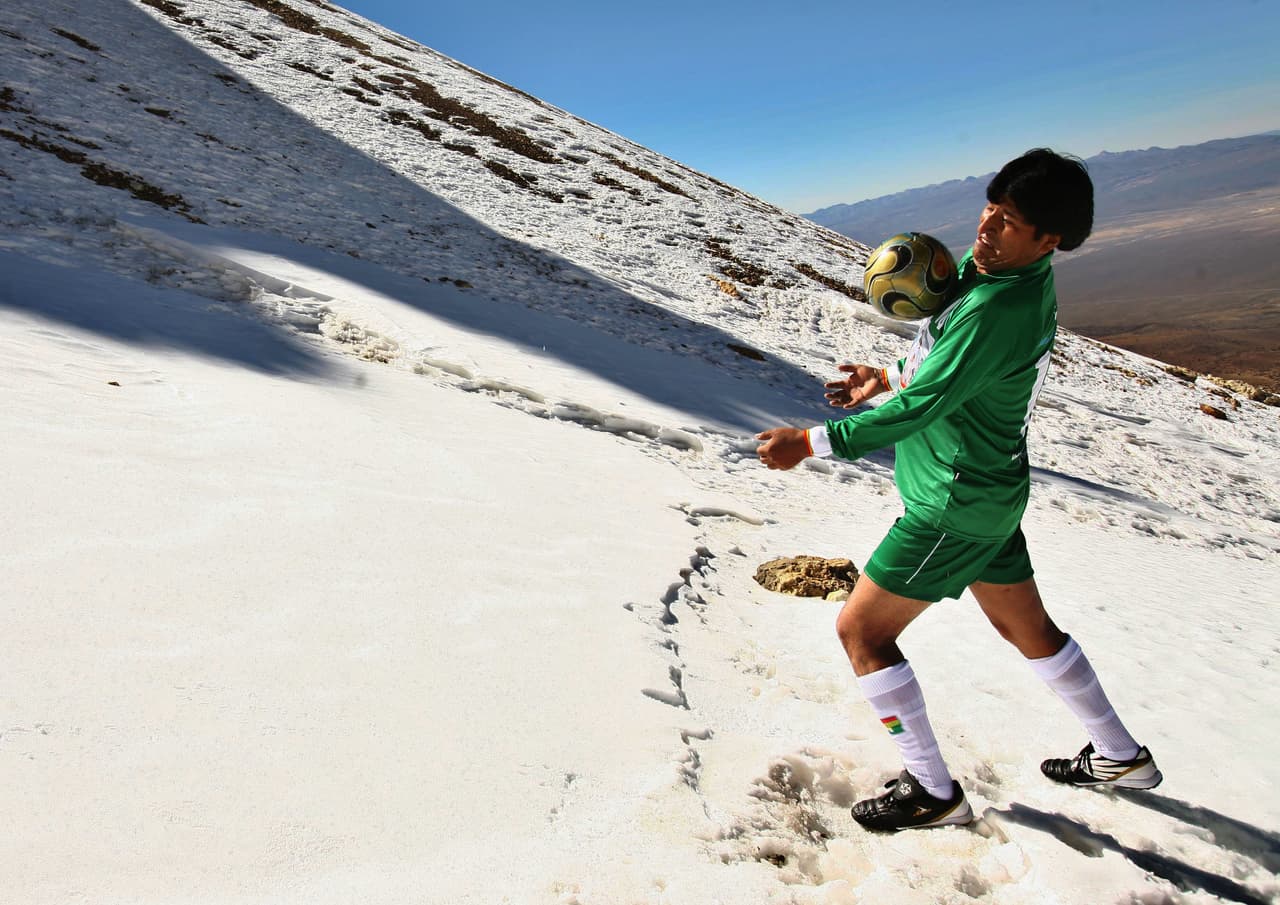 El presidente boliviano en un partido de futbol jugado a casi 20,000 pies de altura (unos 6,000 metros) en el volcán Sajama, al oeste de Bolivia, en junio de 2007. En esa época, Morales nacionalizó la industria petrolera y promulgó un proyecto de ley de reforma agraria que pedía la confiscación de tierras improductivas para ser redistribuidas a los pobres.