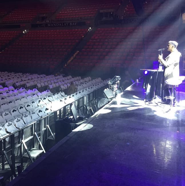 Para este show, 'El Potrillo' se hizo acompañar de un bastón y aprovechó para agradecer a sus fans por las muestras de apoyo tras el accidente que sufrió.
