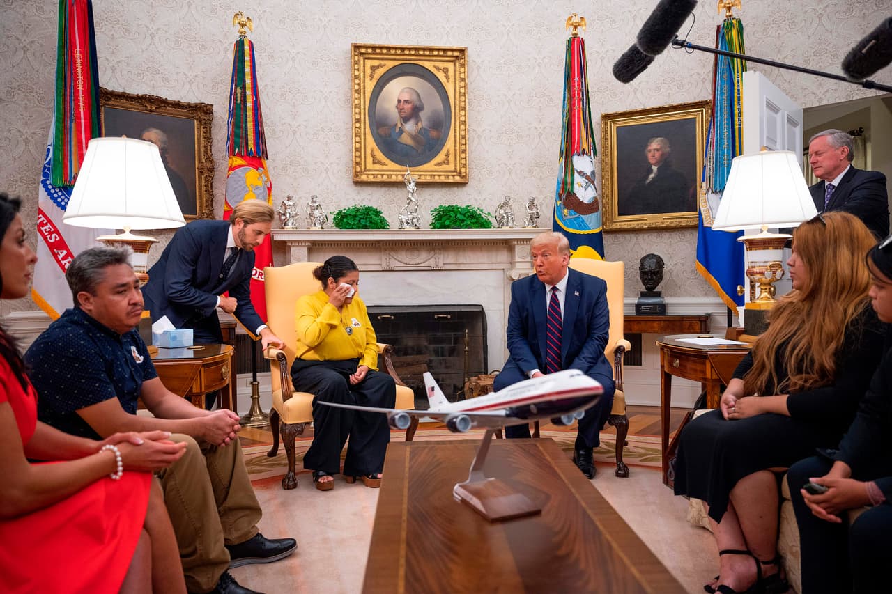 El presidente Trump estuvo escuchando atento a la abogada de la familia Guillén, Natalie Khawam, sobre las alegaciones de acoso sexual al interior de la base militar de Fort Hood, en Texas. Trump manifestó que llegarán hasta el fondo de la investigación sobre la muerte de la soldado Vanessa Guillén.