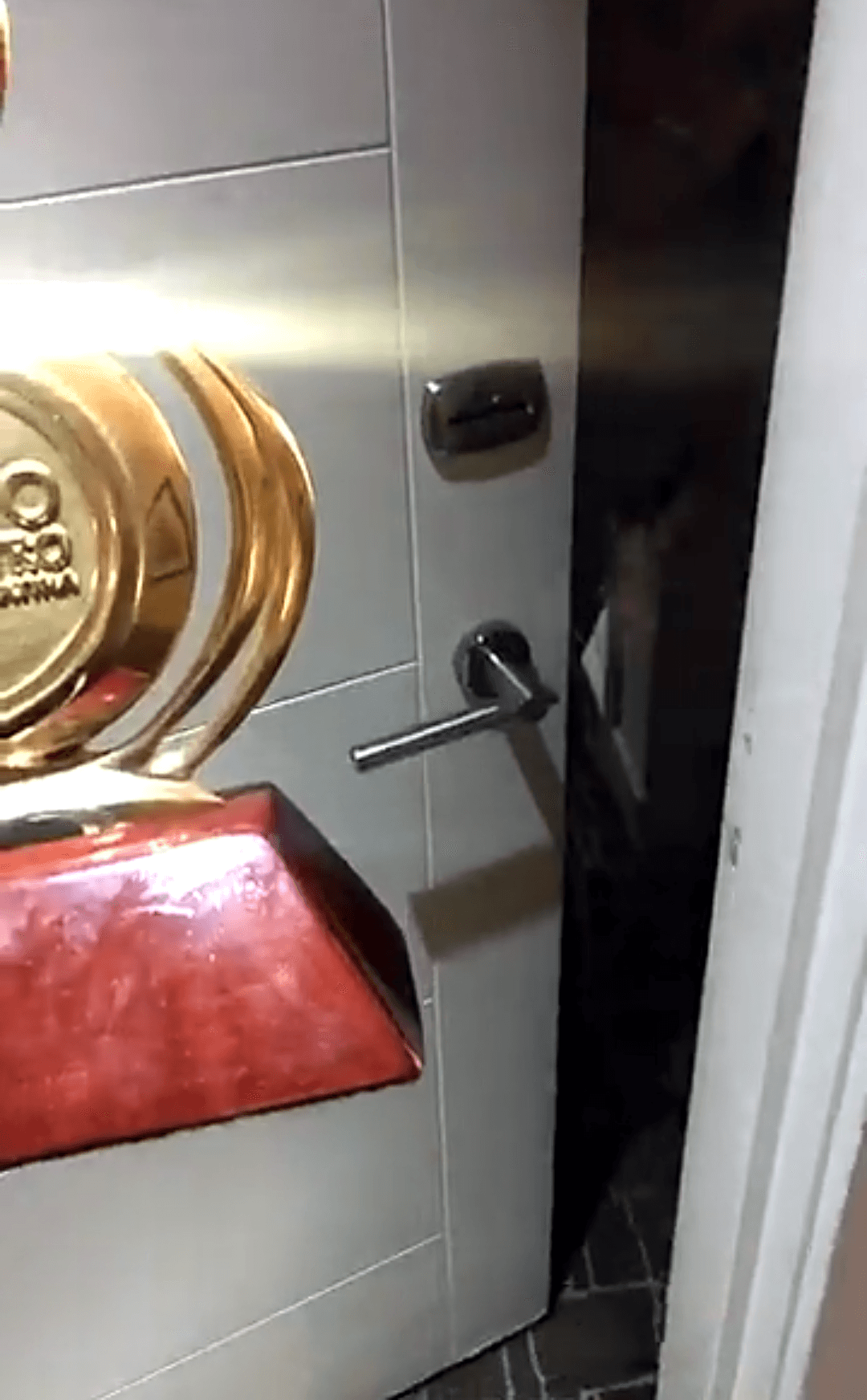 Su hermana lentamente abrió la puerta, y el brillo del trofeo la hizo gritar y saltar.