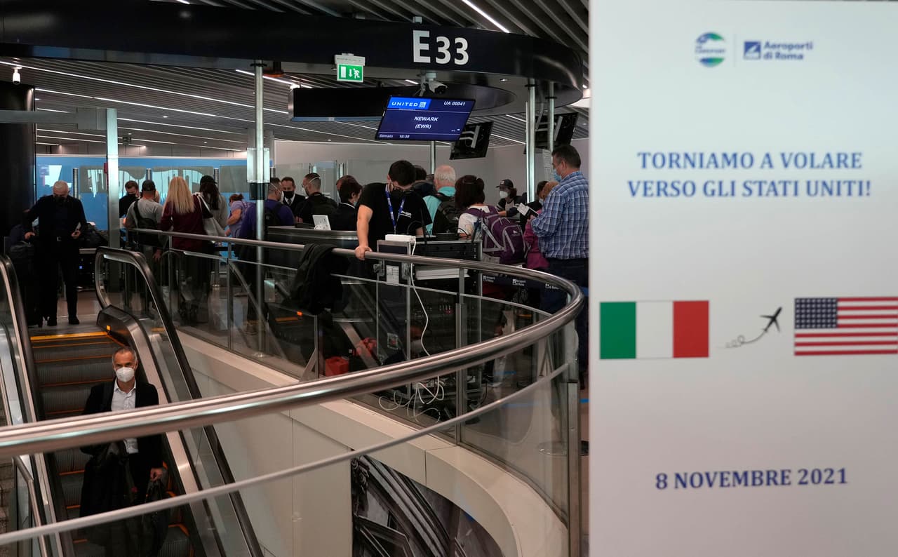 "Volvamos a volar a Estados Unidos", se lee en un cartel escrito en italiano en la puerta de embarque de un vuelo con destino a Newark, Nueva Jersey, desde el aeropuerto Leonardo Da Vinci de Roma.
<br>
<br>Según un reporte de la agencia AP, las aerolíneas se están preparando para un aumento en la actividad después de la pandemia y luego que los viajes internacionales se desplomaron.
<br>
