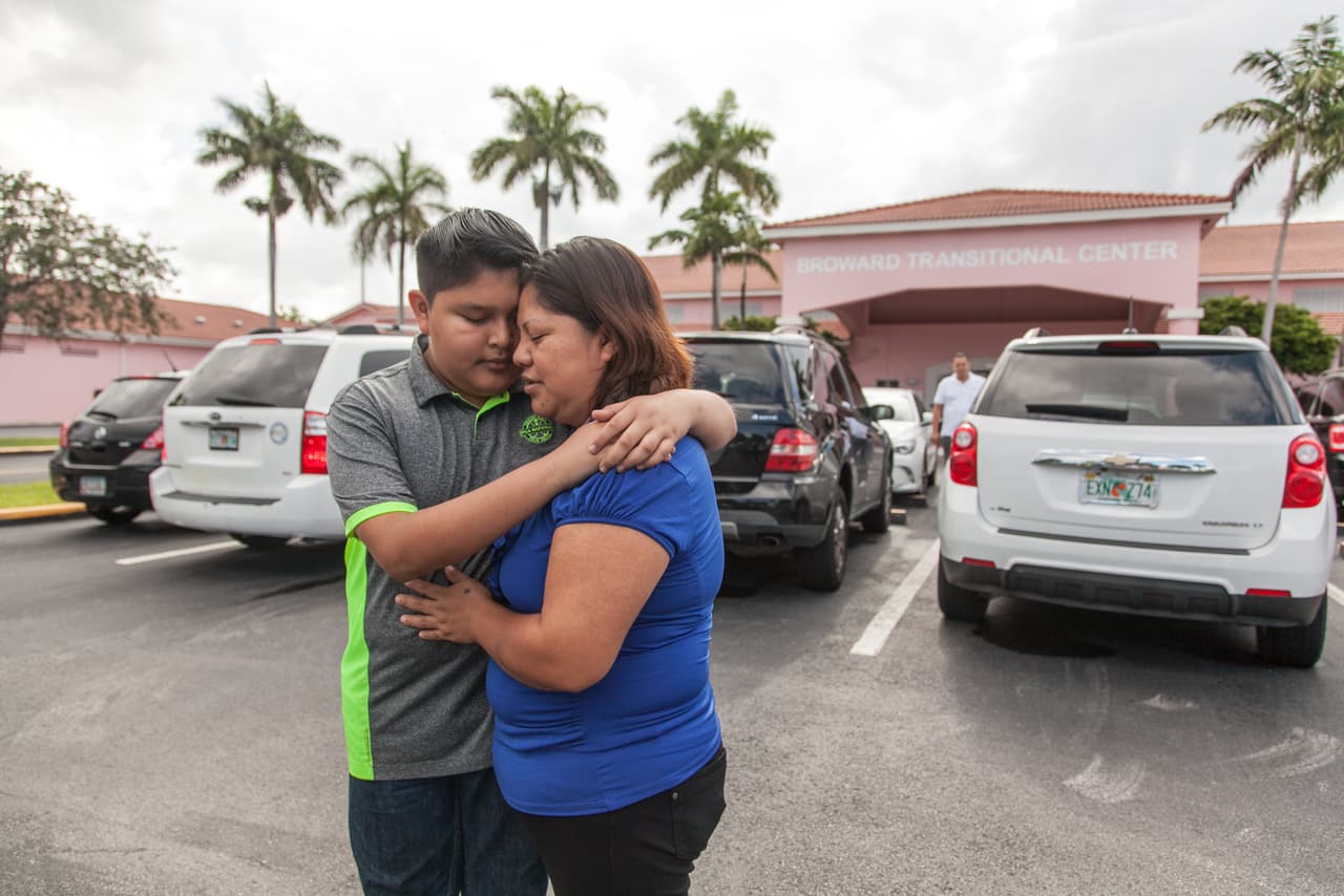 Desde el 8 de marzo, Víctor Chávez está en el centro de detención de Broward. Su esposa, Maty, y su hijo, Jimmy, lo van a visitar cada domingo a las 8 de la mañana.