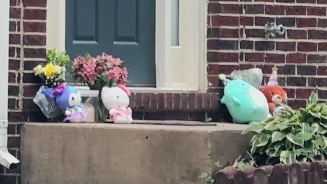 Manassas Park: comunidad deja peluches en casa donde murieron dos niñas y sus padres