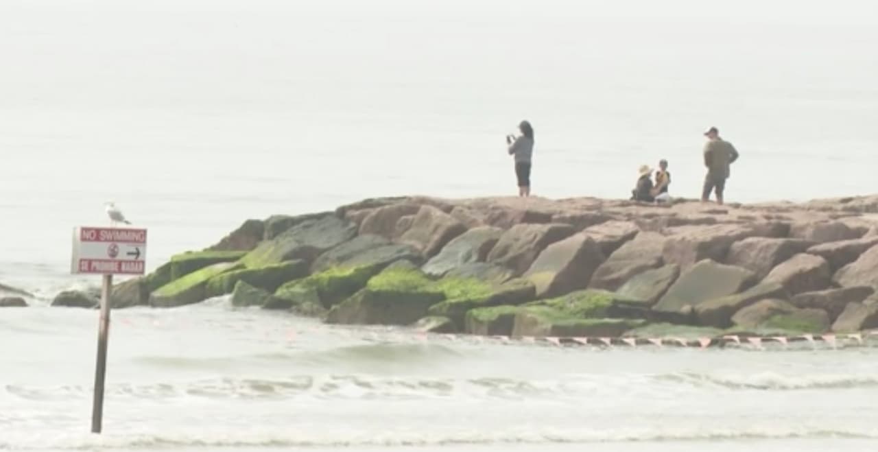 Los padres de los niños dijeron que cuando los vieron por última vez, los menores estaban en el agua y que les llegaba aproximadamente a la cintura.