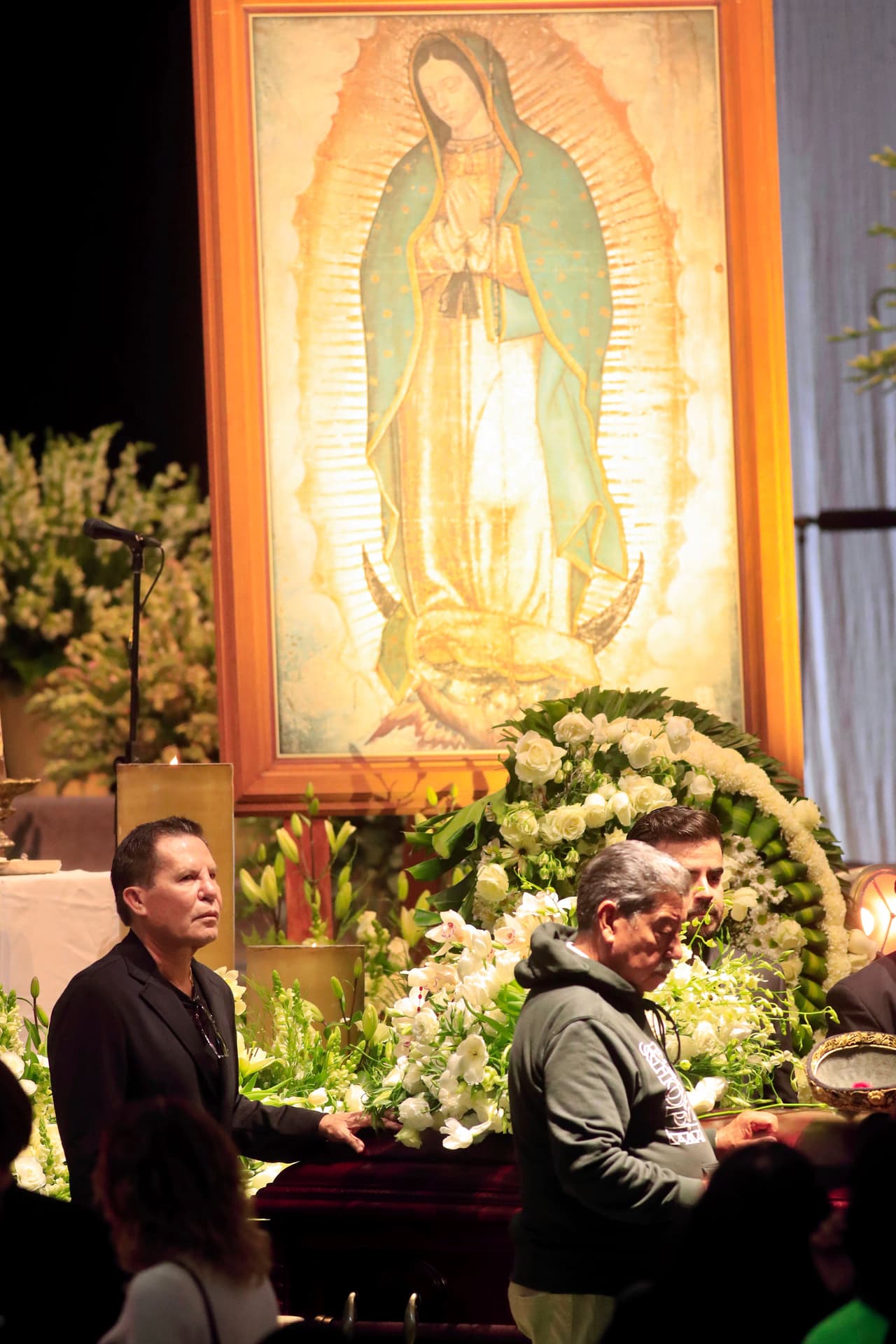 Una pintura de la virgen de Guadalupe también es protagonista de la misa de cuerpo presente en el Arena VFG de Guadalajara. Don Chente’, como también era conocido Fernández, falleció el 12 de diciembre, día de la virgen de Guadalupe.