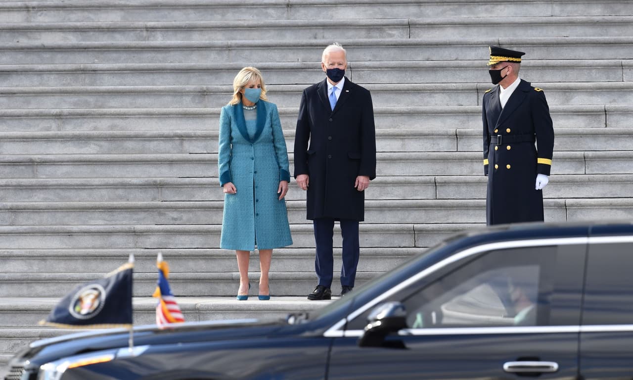 ‘La Bestia’ también cuenta con latas de gas lacrimógeno, escopetas, lanzagranadas, tanques de suministro de oxígeno e incluso un área especial equipada con los equipos médicos necesarios para hacer transfusiones con el tipo de sangre del presidente.