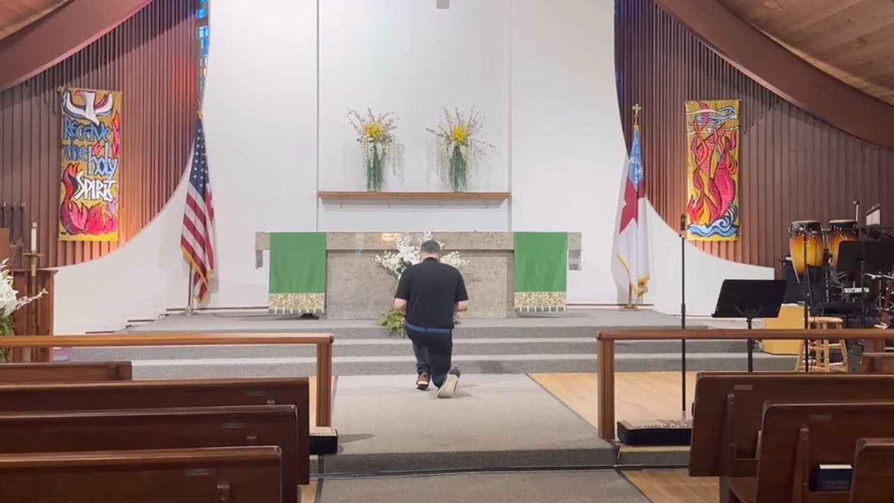 "La comunidad tiene miedo": sacerdote reflexiona sobre el impacto de la ley SB 1718 entre voluntarios y feligreses