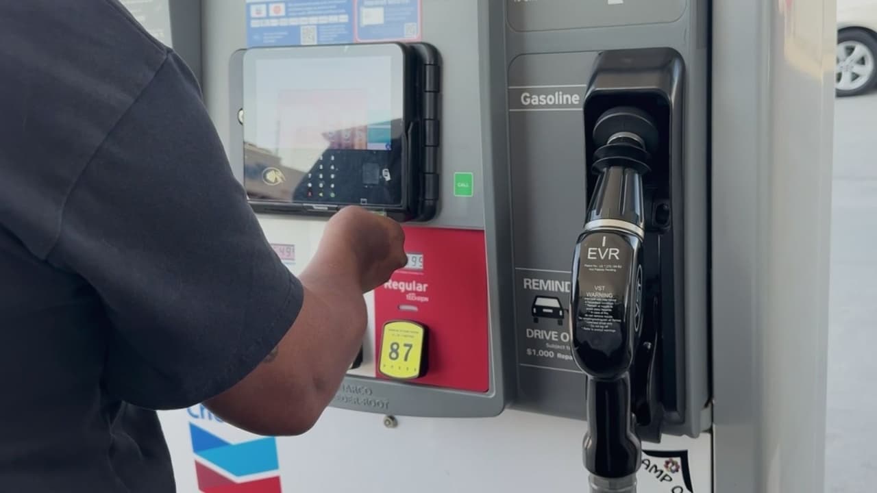 Baja gasolina y da alivio al bolsillo de conductores en EEUU
