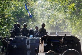 Soldados ucranianos se sientan en la parte superior de un APC patrullando en la zona de Donetsk.