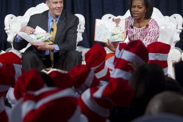 También les proporciona a los padres, cuidadores y los niños los recursos y las actividades que necesitan para seguir leyendo los 365 días al año.