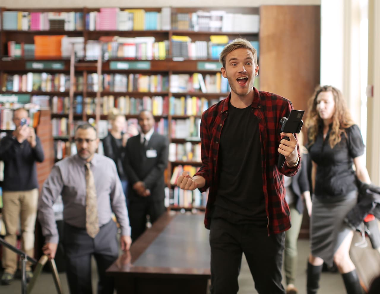 9. Felix Arvid Ulf Kjellberg (PewDiePie) - Este gamer tiene más de 42.7 millones de suscriptores en YouTube, sobrepasando la mayoría de las cadenas de televisión. Actualmente el jóven de 26 años firmó un acuerdo con Disney's Maker Studios para producir contenido original para RevelMode.