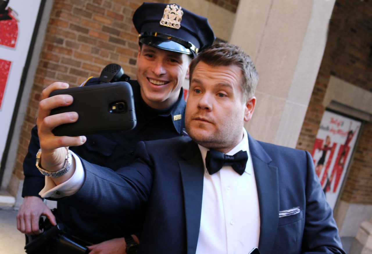 3. James Corden - El actor y comediante británico se ha hecho famoso por The Late Late Show y ahora tiene una serie de videos en los cuales se graba entrevistando y cantando con artistas en su auto. Su video con Adele ha sido visto por más de 85 millones de personas.