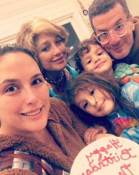 "No hay palabras para agradecer todas las muestras de cariño en este día. ¡Gracias a todos! Mis amigos, mi familia, mis fans, gracias por hacerme sentir tan especial. ¡Los amo!", agregó Angélica junto a esta postal donde aparece acompañada por su familia, así como por su famosa madre Angélica María.