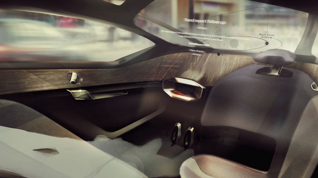 La cabina tendrá una
<b>disposición especial de sus tres asientos,</b> no se sabe qué materiales incorporará, pero dado el concepto de manejo ecológico y responsable que maneja no dudamos que utiliza materiales reciclables, eso sí, de la más alta calidad.