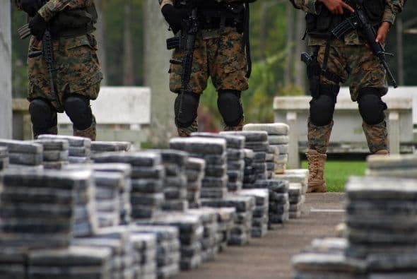 "Esta es la mayor incautación (de cocaína) en la historia del país realizado en una semana con equipo del Servicio Nacional Aeronaval (SENAN) y la Policía Nacional (PN)", dijo en conferencia de prensa el director de la Policía, Gustavo Pérez.