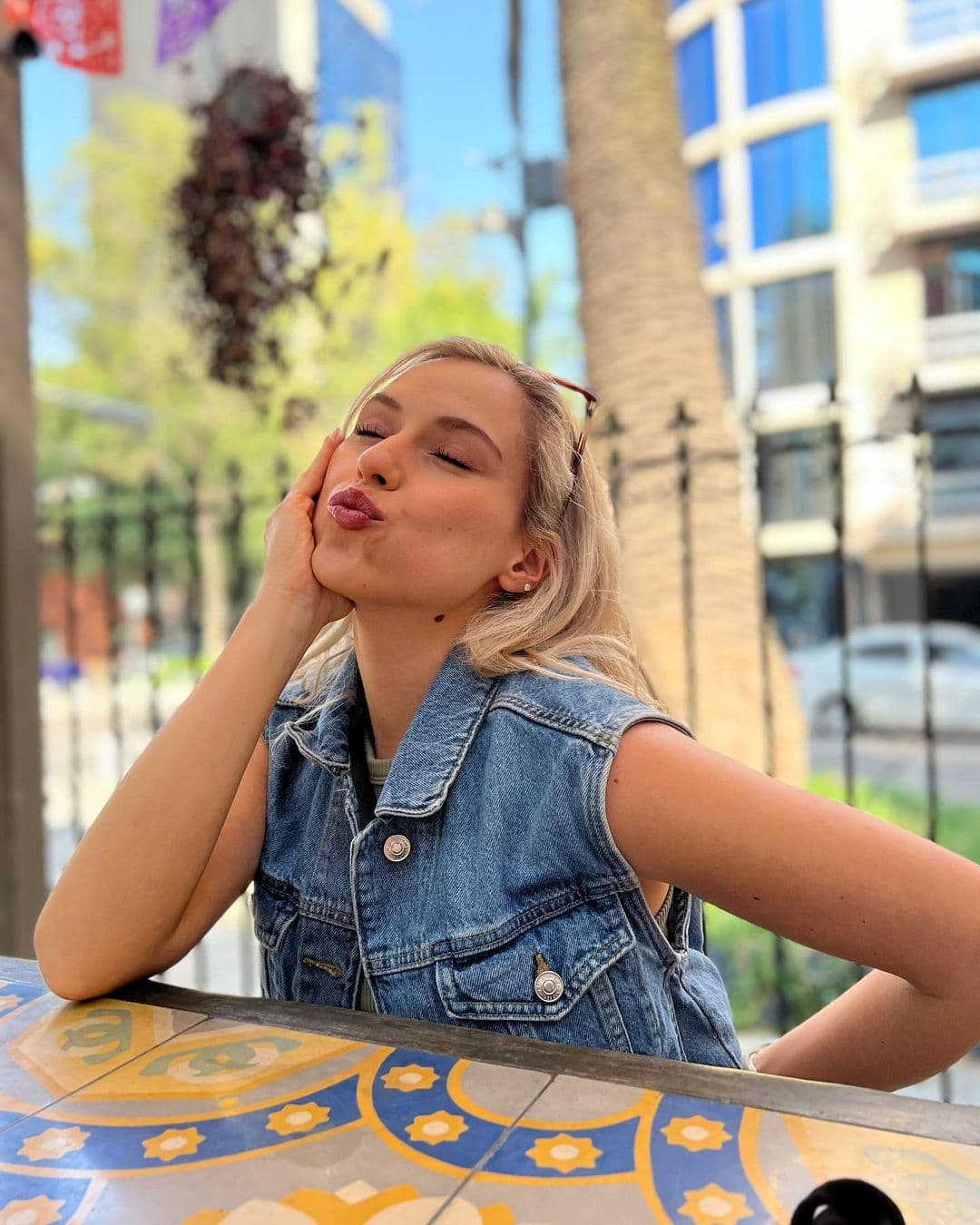 Además, la joven actriz ha conquistado las redes sociales como ‘influencer’ con sus videos de Tik Tok, donde además da tips de belleza y recrea divertidas escenas.