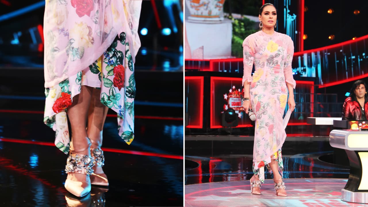 Como ya es su sello personal, Galilea completó el look con unos impresionantes zapatos 'mules' de punta y color 'blush' con pedrería.