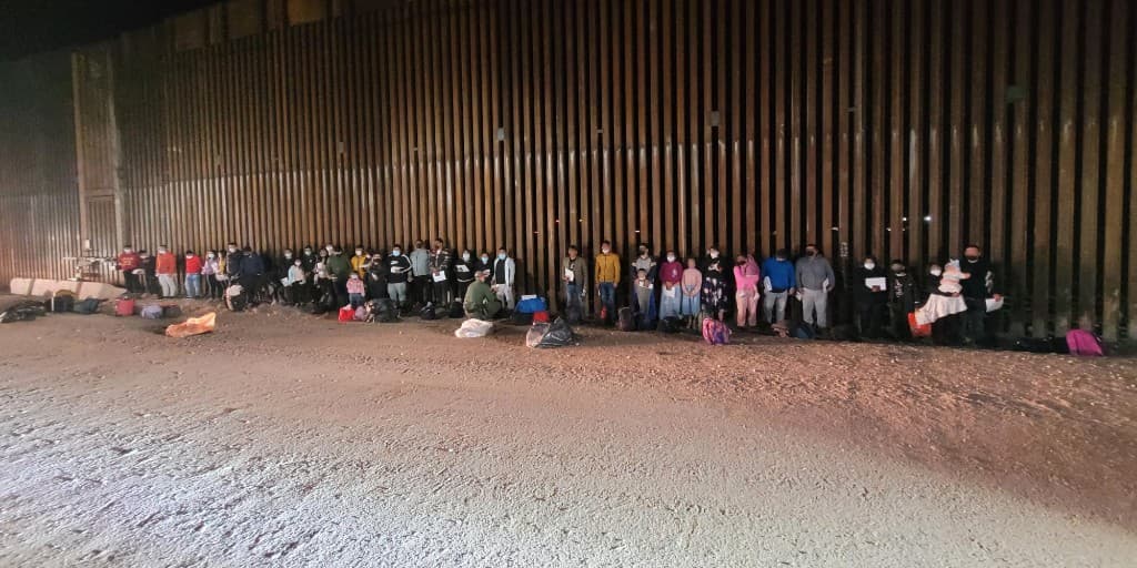En una noche, los agentes de la Patrulla Fronteriza en Ajo encontraron dos grandes grupos cerca de Lukeville. De los 119 migrantes detenidos, 95 eran ciudadanos de Cuba y Perú. El resto del grupo estaba formado por ciudadanos brasileños, guatemaltecos y chilenos.