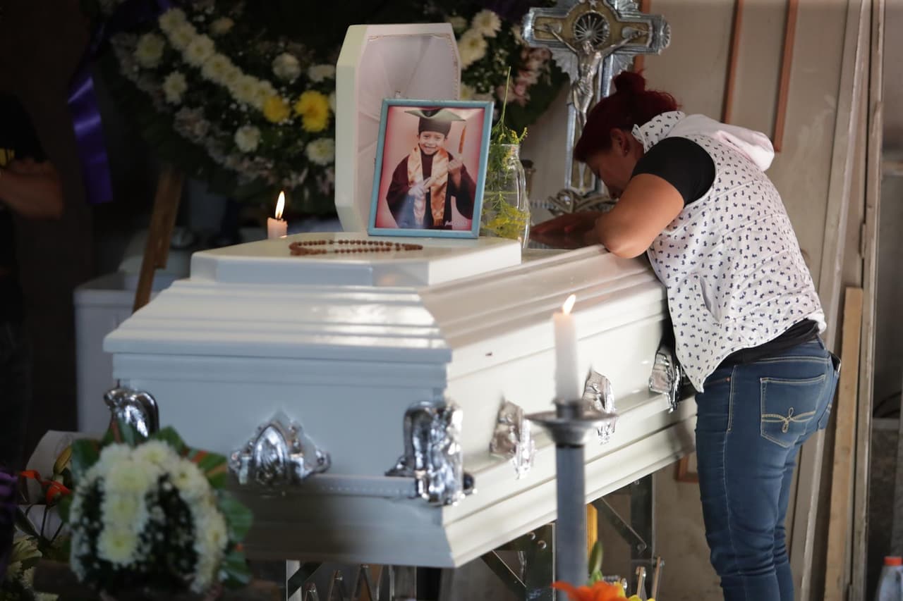 Marisol y su hijo tenían planes para celebrar este próximo día de las madres, contó la mujer en una entrevista. 
<a href="https://www.univision.com/noticias/sucesos/madre-de-brandon-encuentra-a-su-hijo-muerto-en-tragedia-del-metro-cdmx">"Ahora lo voy a enterrar"</a>, dijo la madre destrozada cuando habló con la prensa, poco tiempo después de encontrarlo muerto en un hospital de Ciudad de México.