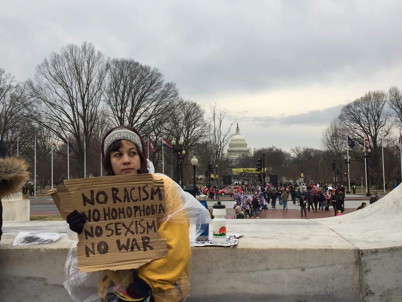 Numerosas pancartas contra el racismo, la homofobia, el sexismo y la guerra.